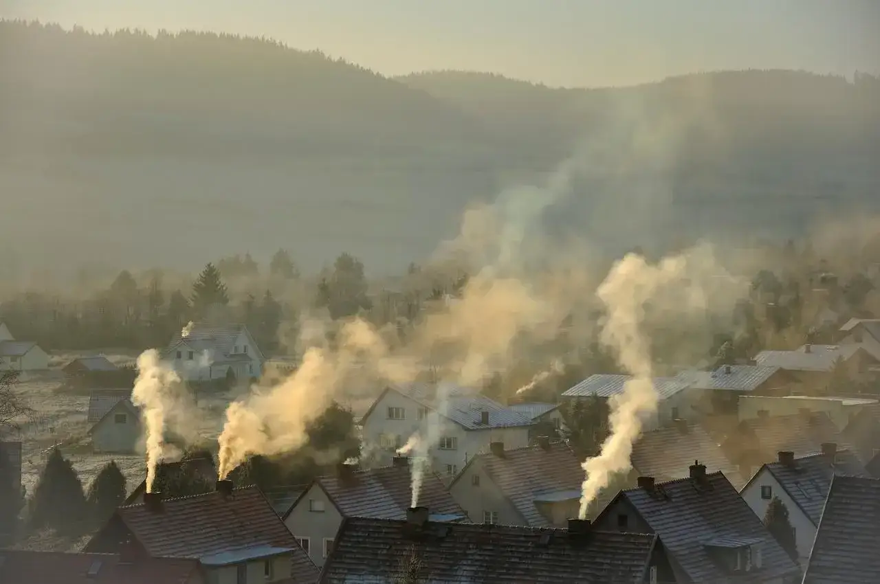Smog: Jak powstaje? Dlaczego Polska dusi się zimą?