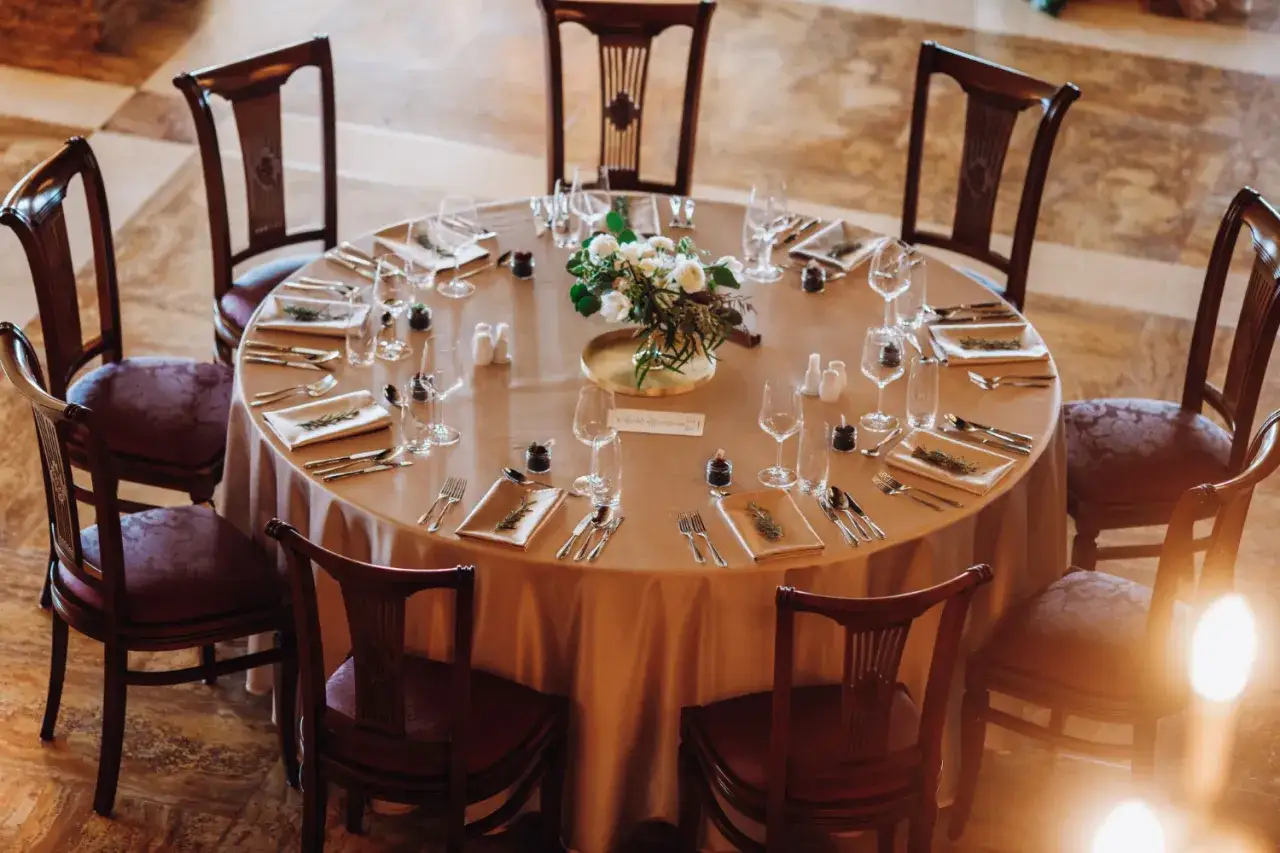 Idealne krzesła do okrągłego stołu? Sekrety harmonii i stylu