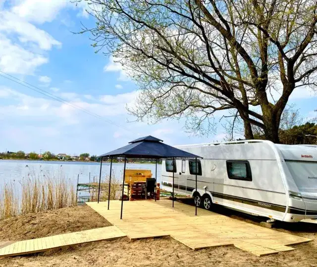 Gdzie na ryby z przyczepą kempingową: najlepsze miejsca na wypoczynek