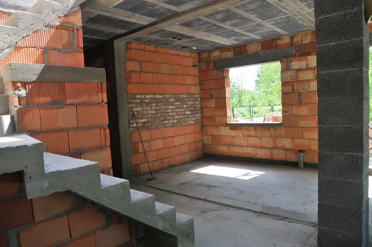 Ile kosztuje przekształcenie budynku gospodarczego na mieszkalny? Sprawdź koszty i pułapki