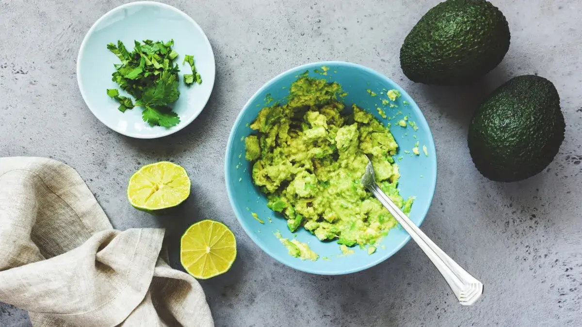 Co zrobić z awokado guacamole - prosta receptura i cenne wskazówki