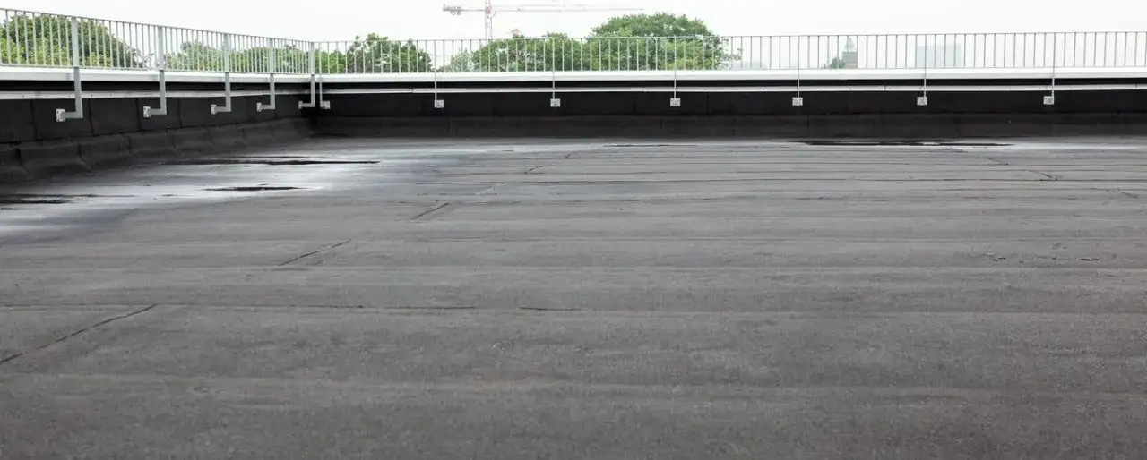 Skuteczne sposoby na uszczelnienie dachu z papy i uniknięcie przecieków