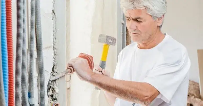 Jak łatwo usunąć tynk strukturalny? Sprawdzone metody i porady