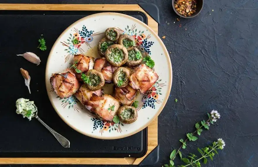 Czym faszerować pieczarki na grilla? Przepisy i porady eksperta.