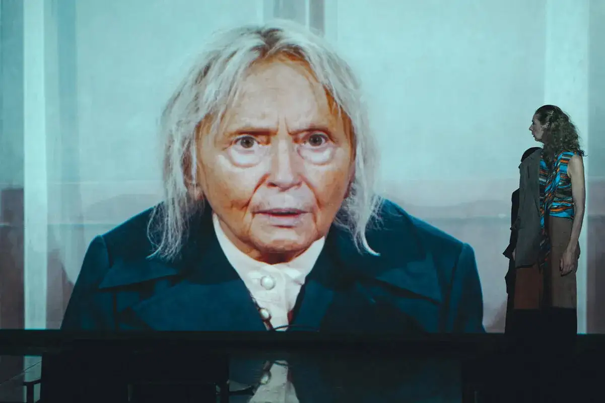 Patrycja Szwarc, aktorka, na ekranie w zbliżeniu. Obok stoi młoda kobieta.