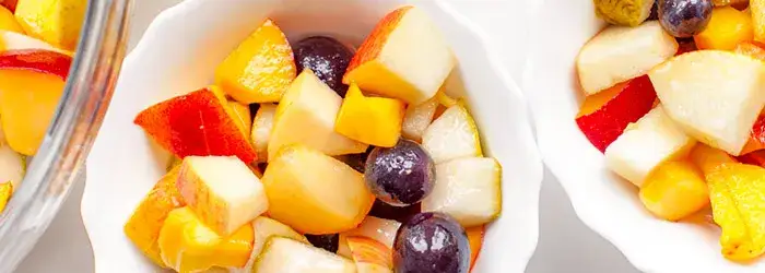 Czym polać sałatkę owocową, aby zaskoczyć smakiem i świeżością?