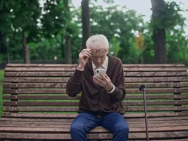 Czy emerytura jest płacona z góry? Poznaj szczegóły wypłat w Polsce