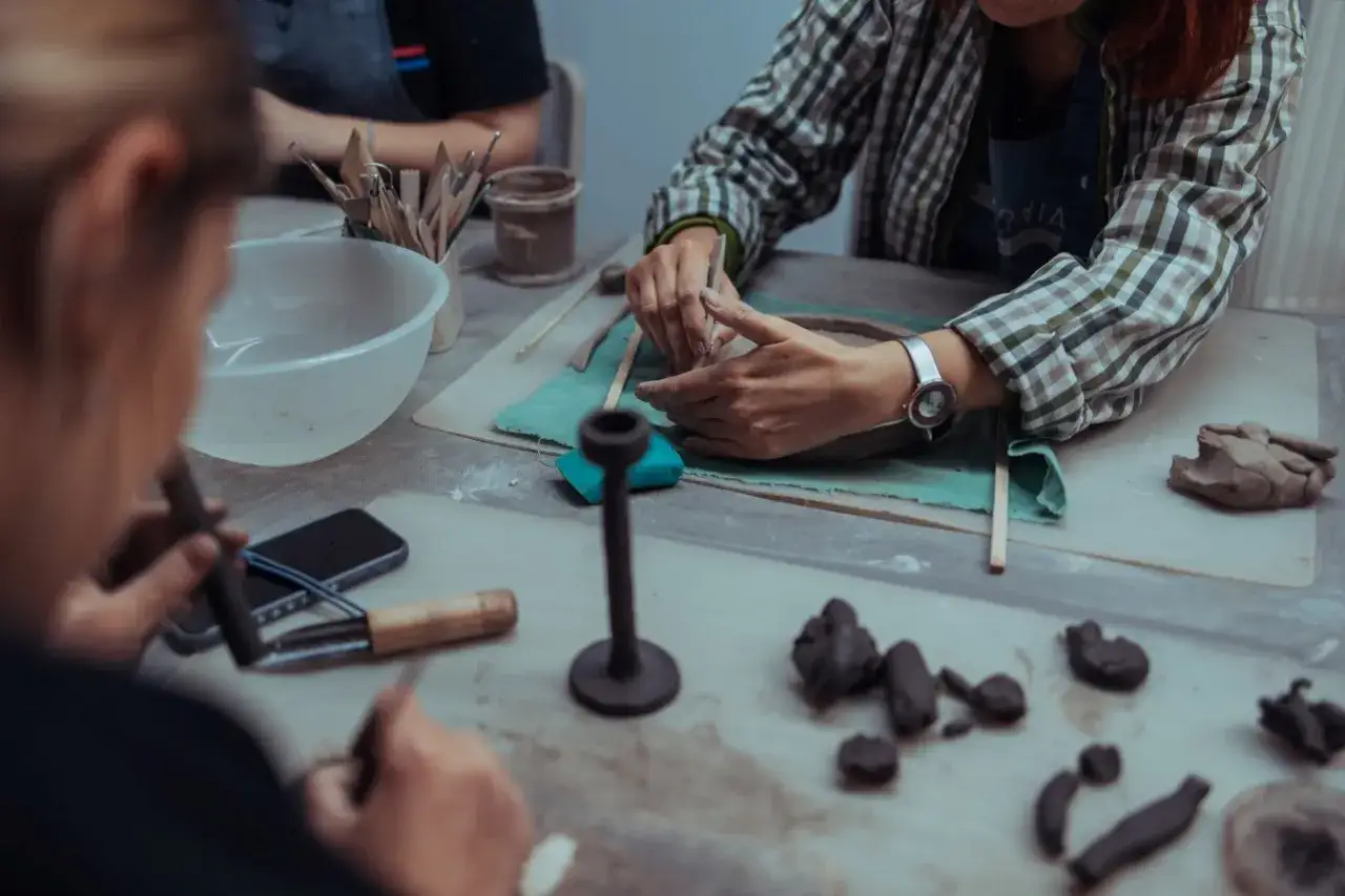 Warsztaty ceramiczne Warszawa: Od 180 zł co wybrać dla siebie?