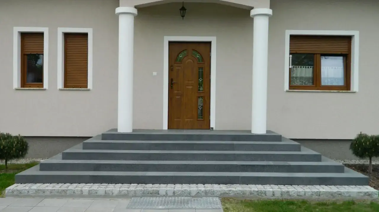 Jak zaprojektować schody zewnętrzne, aby uniknąć kosztownych błędów