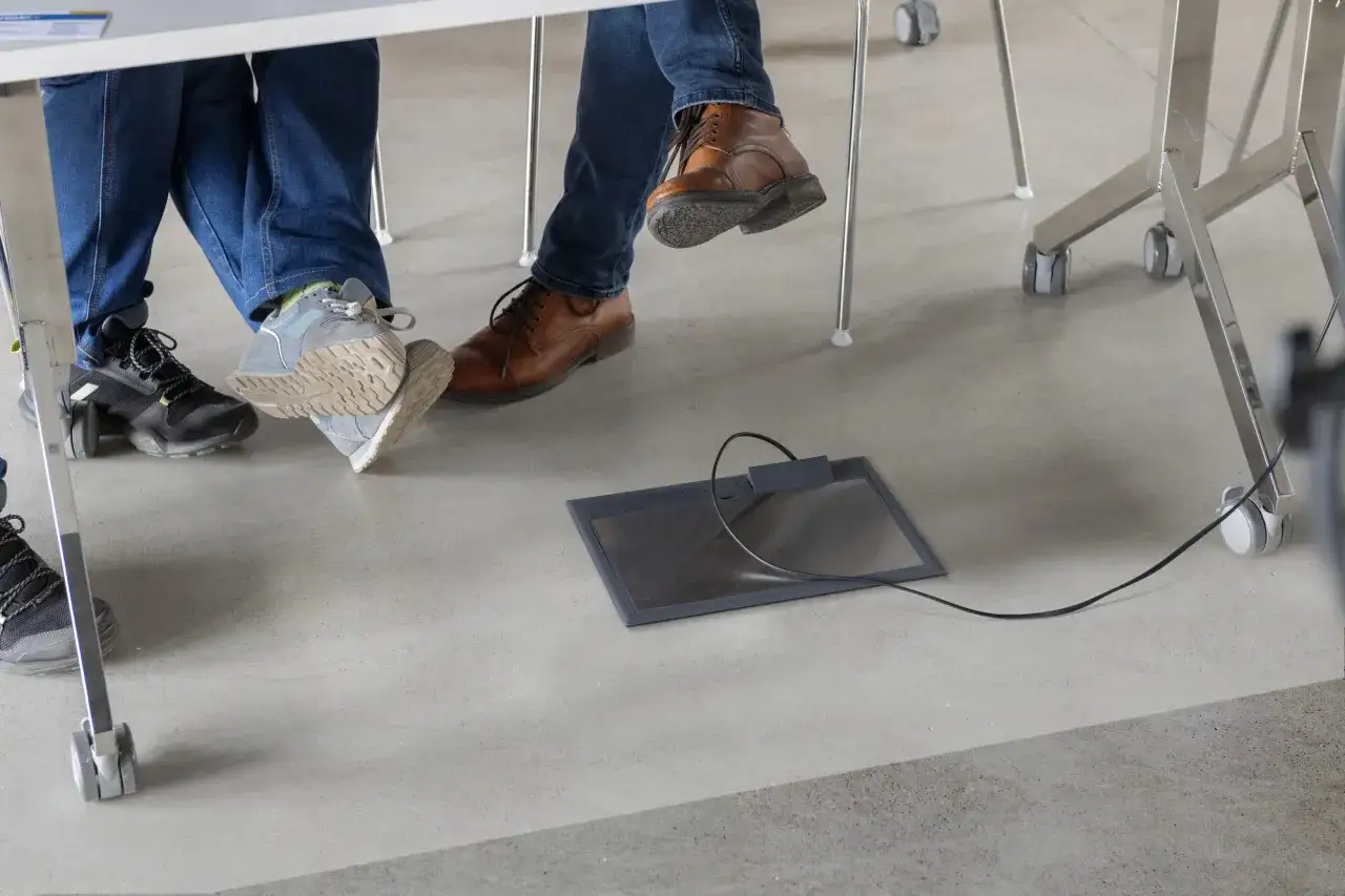 Puszka podłogowa – wygodne i estetyczne rozwiązanie dla nowoczesnych wnętrz