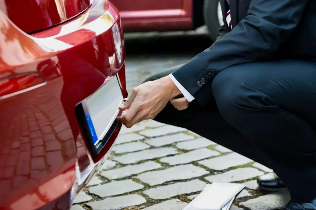 Przerejestrowanie auta bez zmiany tablic: Koszt 66,50 zł? Uniknij kar!