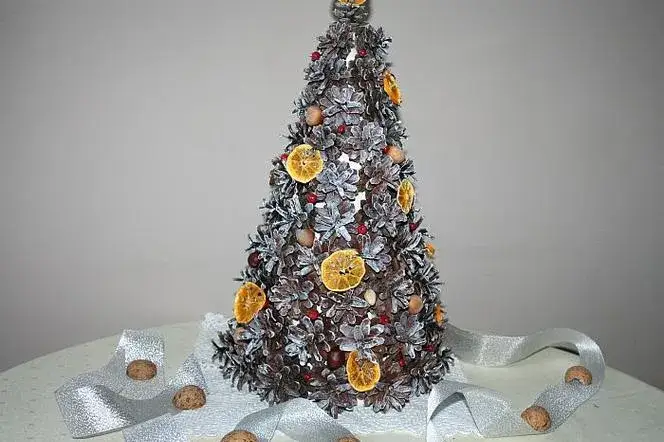 Jak zrobić ozdoby świąteczne z szyszek - proste i efektowne pomysły