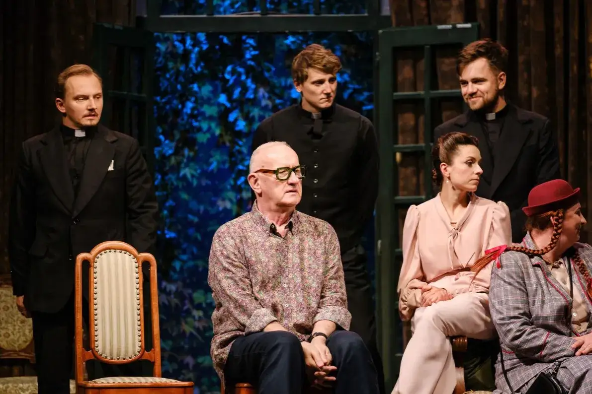 Spektakl o co biega - odkryj jego intrygującą fabułę i przesłanie