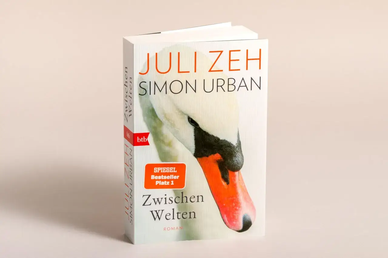 Buchcover "Zwischen Welten" von Juli Zeh und Simon Urban mit Schwanenmotiv und SPIEGEL-Bestseller-Siegel.