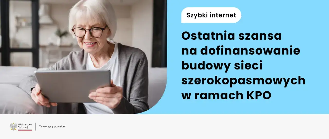 Uśmiechnięta starsza pani z tabletem. Szybki internet i ostatnia szansa na dofinansowanie budowy sieci szerokopasmowych w ramach KPO.