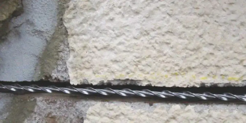 Kotwy spiralne do spinania muru – skuteczne wzmocnienie ścian ceglanych