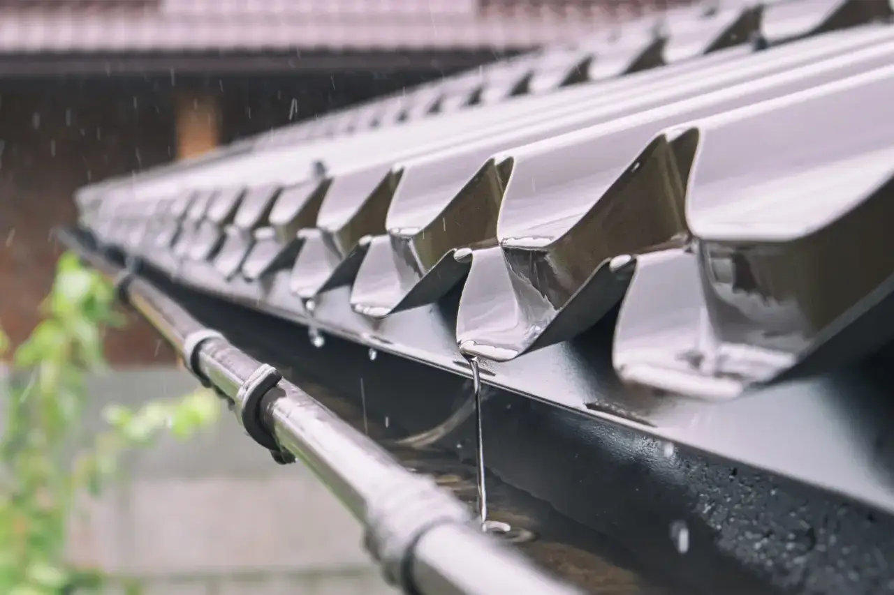 Jaką rynnę do dachu wybrać, aby uniknąć problemów z wodą?