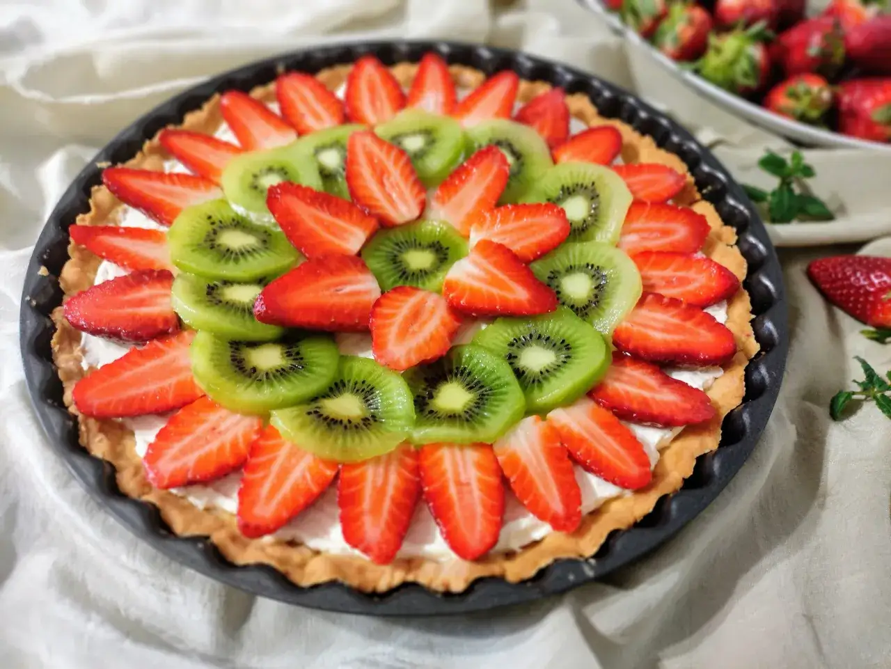 Tarta owocowa: przepis na idealny spód i krem. Sekrety mistrzów!