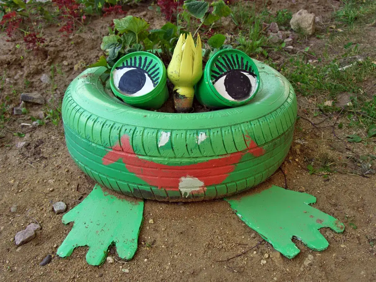 Kreatywne wykorzystanie opony do ogrodu jako żaby. Pomysł na ozdobę z recyklingu, która przyciąga wzrok.