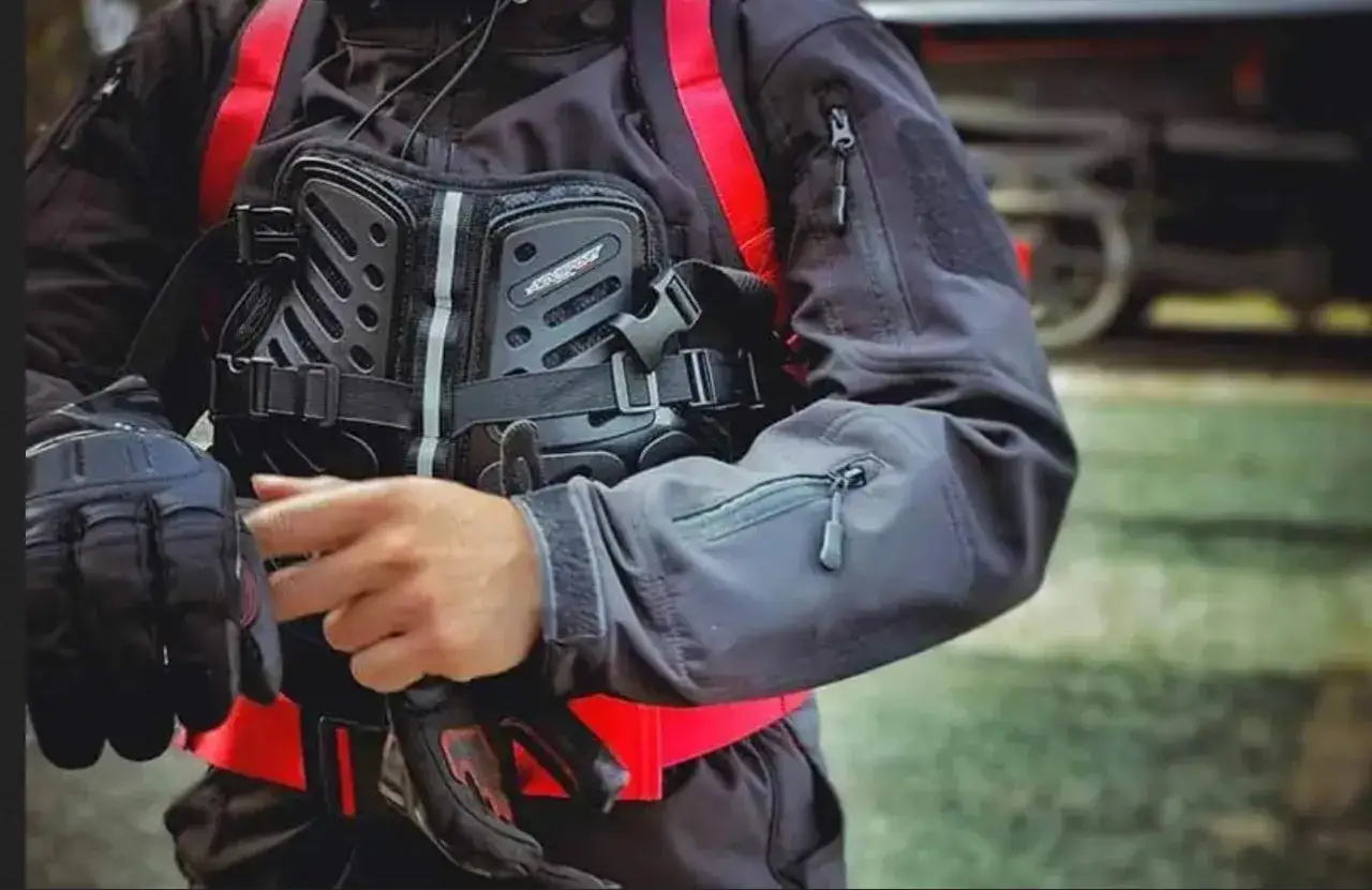 Ochraniacze motocyklowe: Level 1 czy 2? Kiedy warto dopłacić?