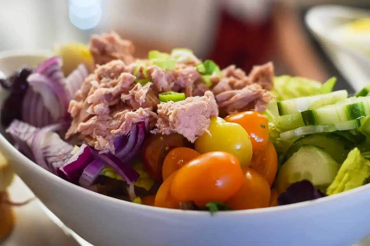 Najlepszy tuńczyk do sałatki - unikaj błędów w wyborze!