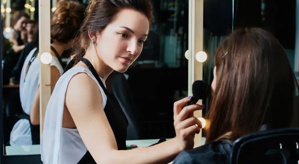 Czym zajmuje się charakteryzator w teatrze i jak tworzy magię na scenie