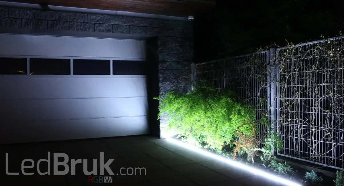 Oświetlenie podjazdu: Co ile lampy? Idealny odstęp i błędy