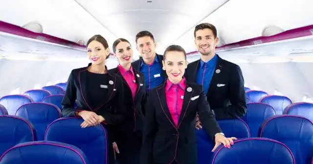 Ile zarabia stewardessa Wizz Air? Pensja, dodatki, benefity.