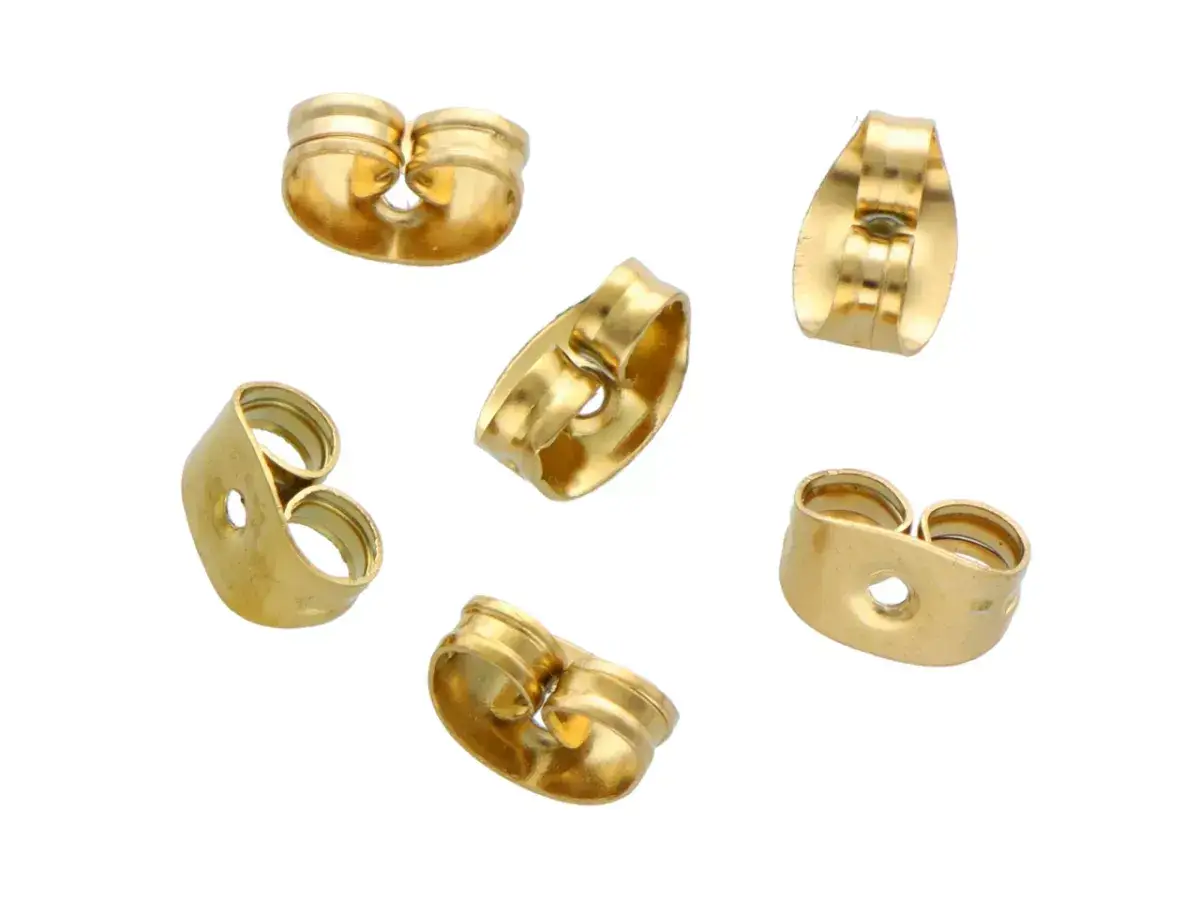 Złote zatyczki do kolczyków, popularny rodzaj zapięcia, zapewniające bezpieczeństwo i komfort noszenia biżuterii.