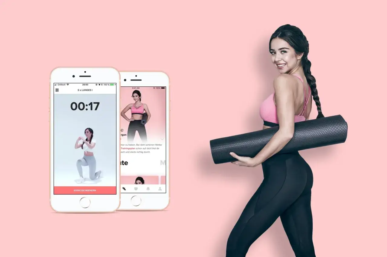 Frau mit Yogamatte neben Smartphones, die Fitness-Apps zeigen.