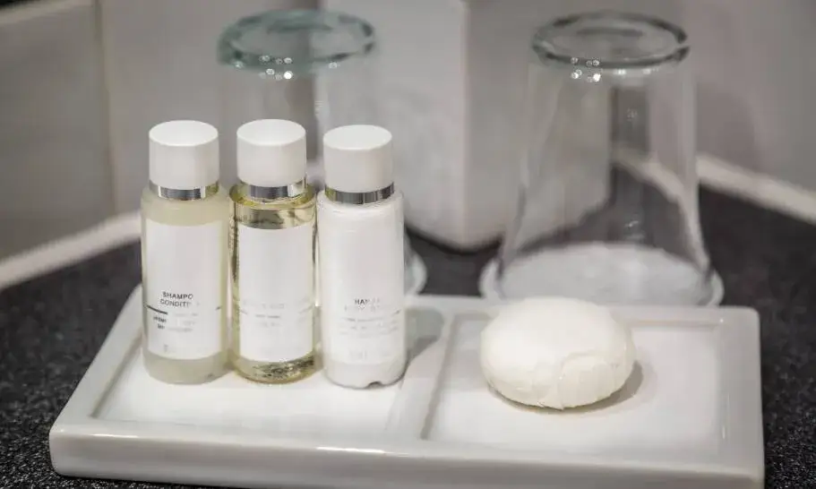 Co zabrać z hotelu? Przewodnik po gratisach i zakazach