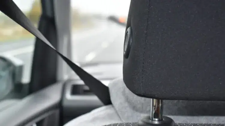 Jak prawidłowo zapiąć pasy bezpieczeństwa i uniknąć niebezpieczeństw na drodze