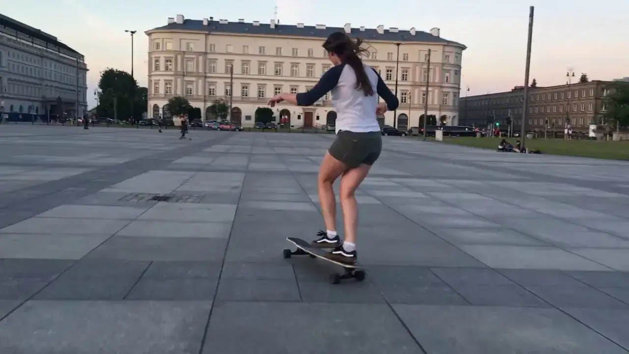 Najlepsze miejsca do jazdy na longboardzie w Warszawie - unikaj błędów