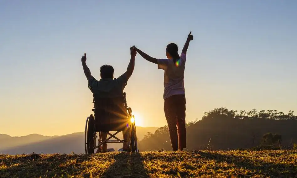 Ile zarabia opiekun osoby niepełnosprawnej? Fakty, które musisz znać