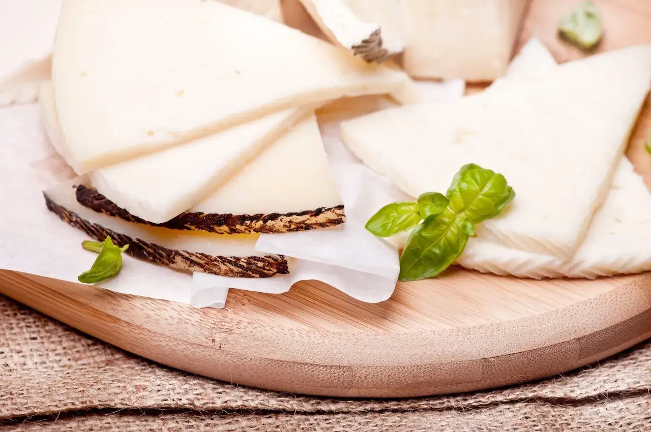 Jak przyprawić kozi ser? Odkryj sekrety idealnych połączeń!