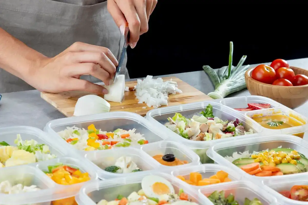 Przygotowanie posiłków do pudełek. Najlepszy catering dietetyczny w Warszawie to gwarancja świeżości i smaku.