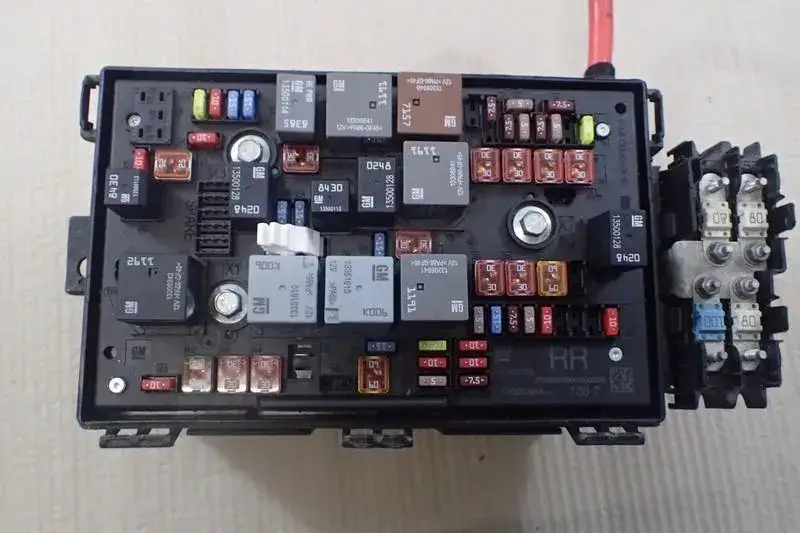 Gdzie są bezpieczniki w Astra J? Odkryj lokalizacje i porady