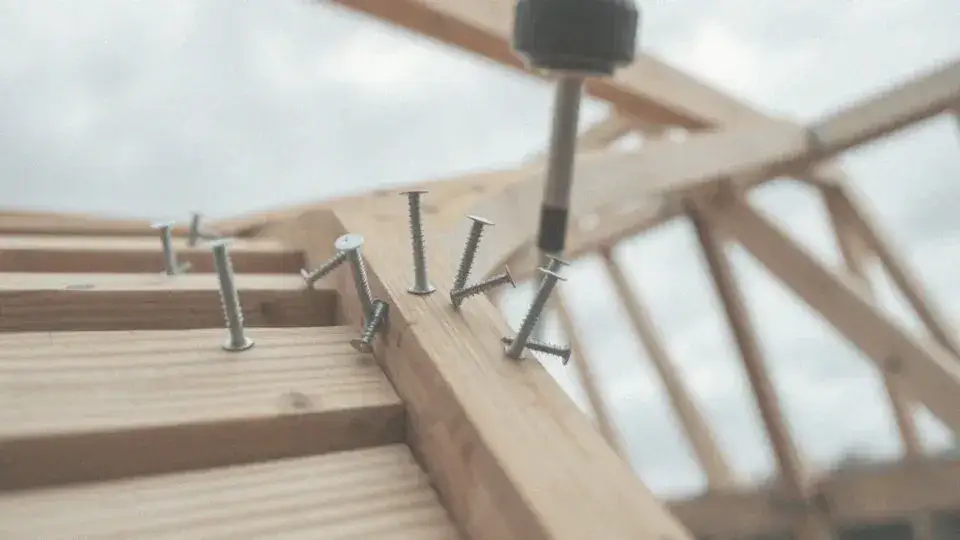 Gwoździe do łat i kontrłat: jaki wybrać? Praktyczny poradnik