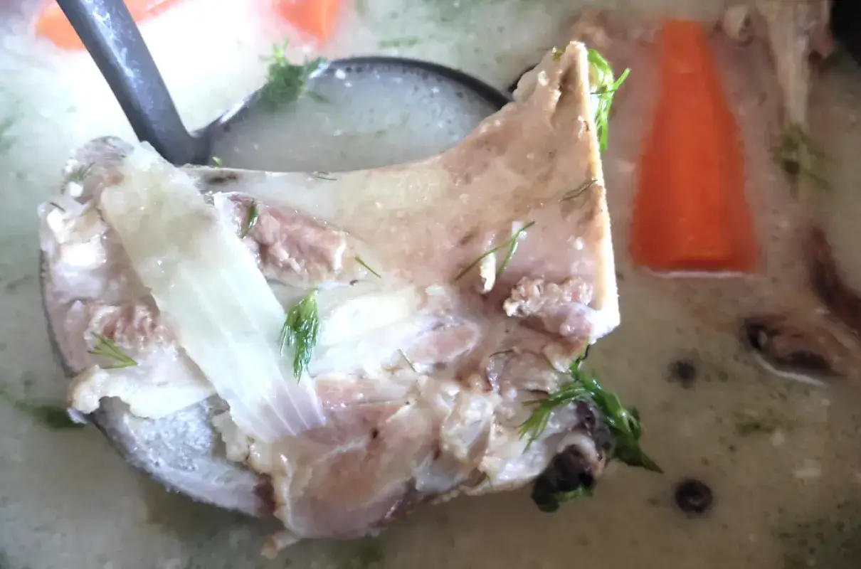 Co ugotować na kościach ze schabu? Pyszne zupy, które zachwycą