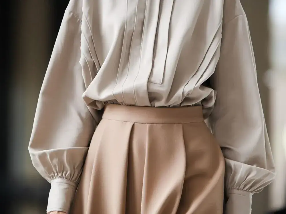 Jaką bluzkę do beżowej spódnicy wybrać, by wyglądać stylowo?