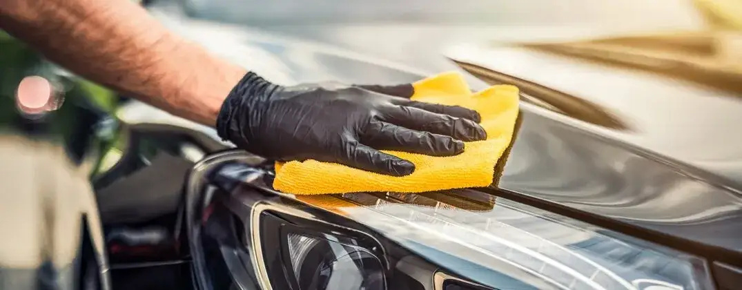 Jak polerować auto? Przewodnik do idealnego lakieru krok po kroku