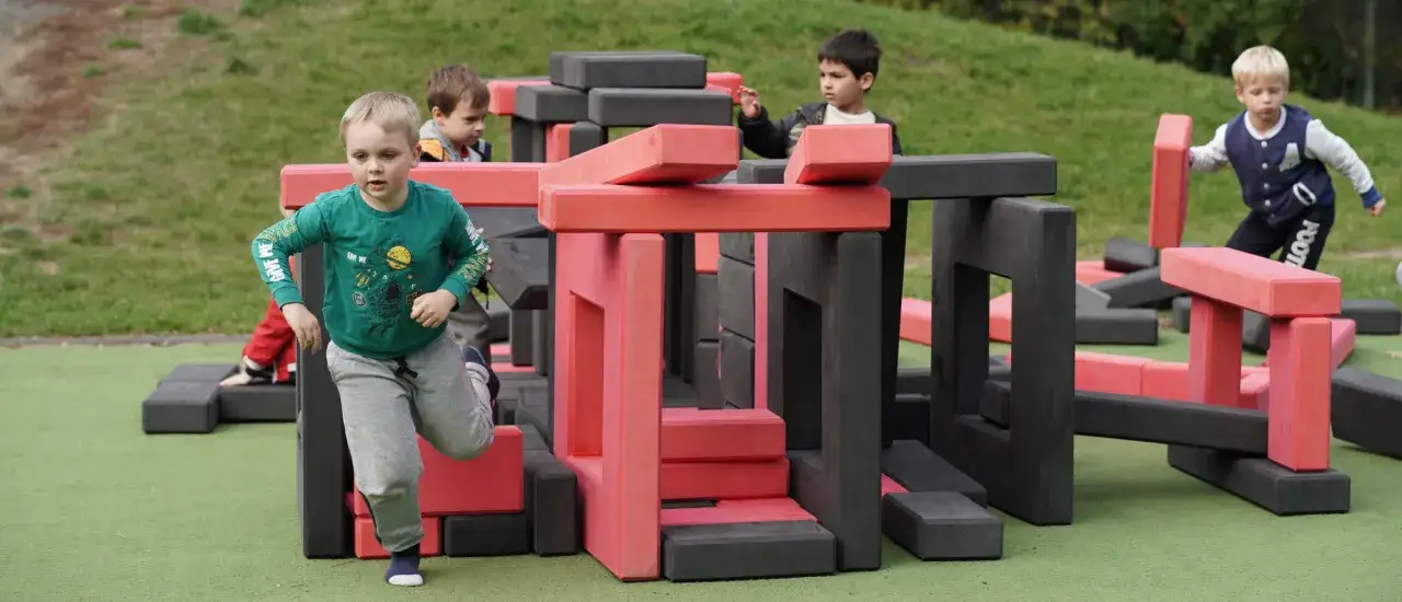 Co wyróżnia najlepszy plac zabaw? Kluczowe cechy do sprawdzenia