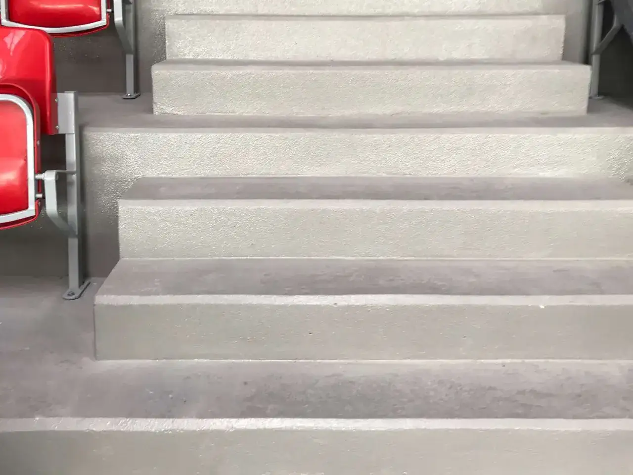 Wytrzymała żywica poliuretanowa na schody zewnętrzne zapewnia bezpieczne i estetyczne przejście.
