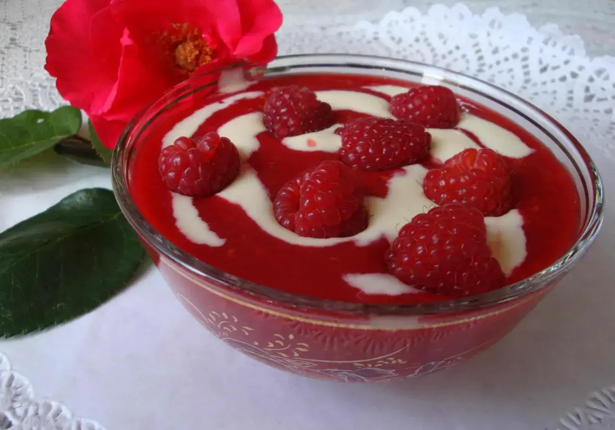 Jak zrobić mus malinowy? Przepis na idealny tort i desery