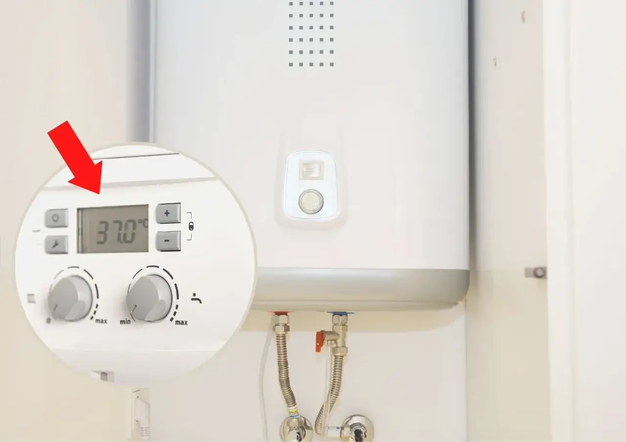 Zbliżenie na panel sterowania bojlera z wyświetlaczem temperatury 37°C i czerwoną strzałką.
