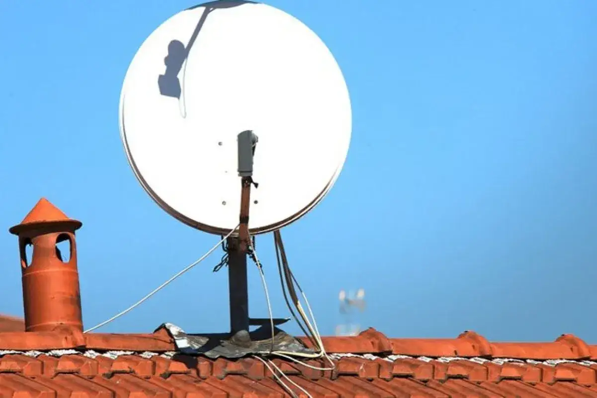 Dlaczego antena satelitarna nie odbiera podczas deszczu i jak to naprawić