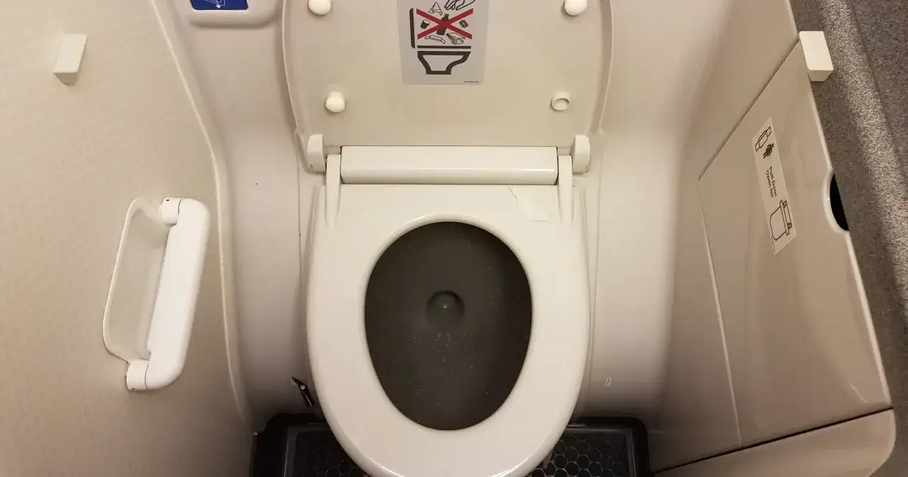 Jak działa toaleta w autokarze? Poznaj jej tajemnice i zasady użytkowania