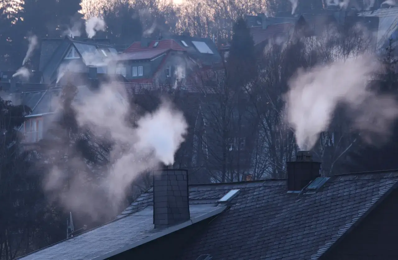 Dym z kominów nad osiedlem. Czy w kominku z płaszczem wodnym można palić węglem? To pytanie nurtuje wielu właścicieli domów.