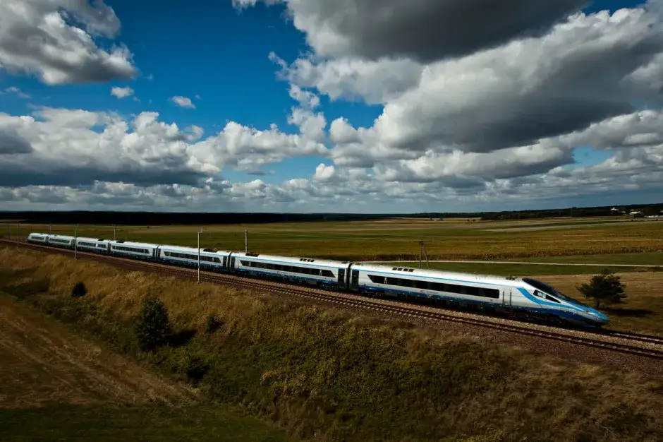 Gdzie dojeżdżają pociągi nad morze? Sprawdź najlepsze trasy i połączenia