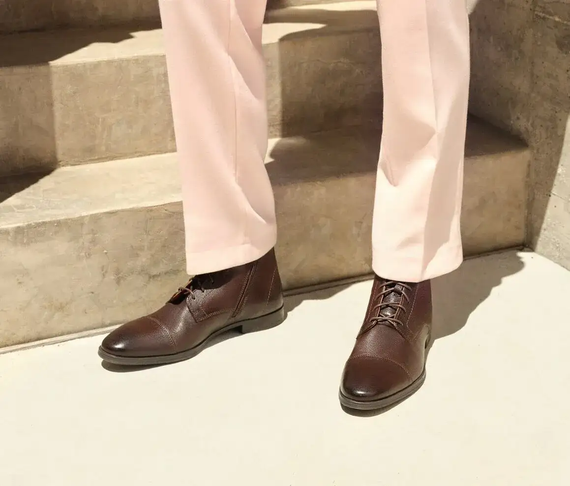 Bordowe buty męskie do garnituru: Czym się kierować przy ich stylizacji?